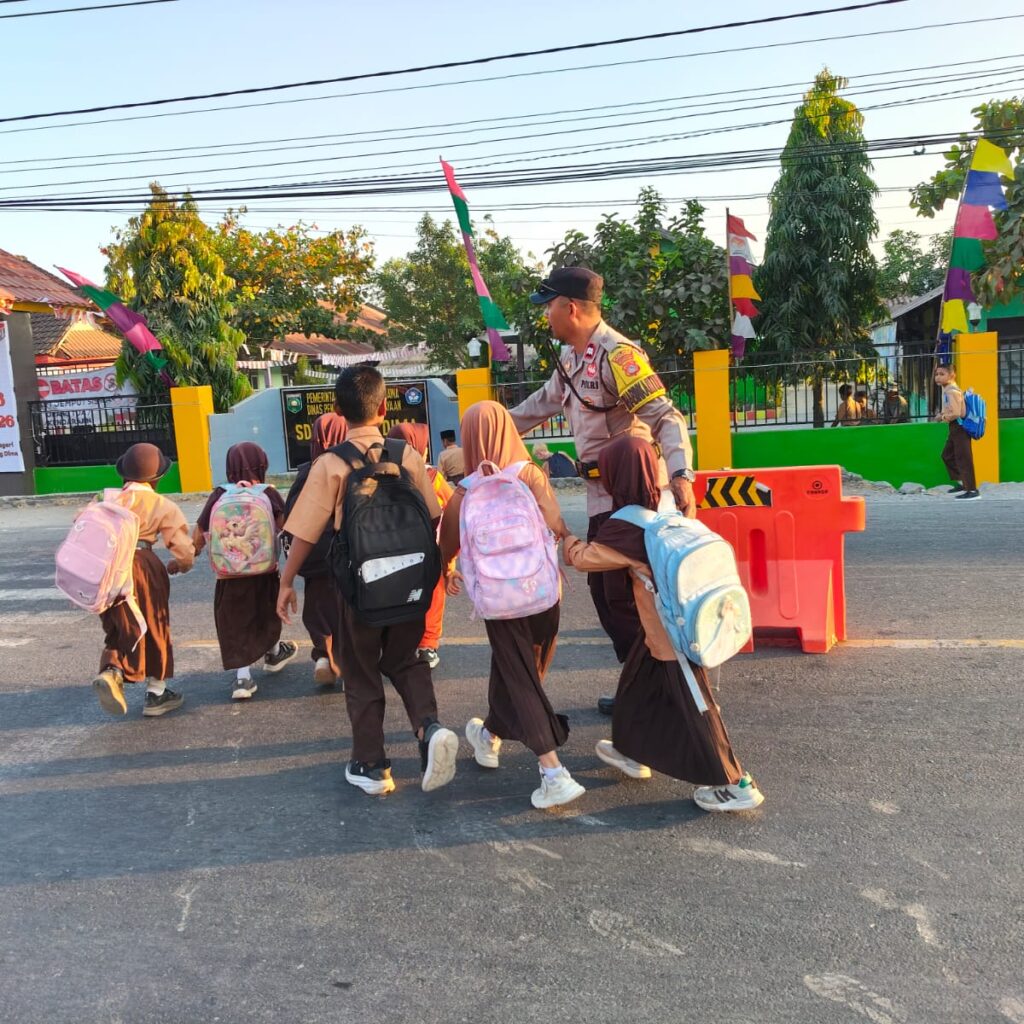 Beri Rasa Aman ke Pelajar, Piket Polsek Labuhan Badas Gelar Pengaturan Lalu Lintas Pagi di Depan SDN Karang Dima