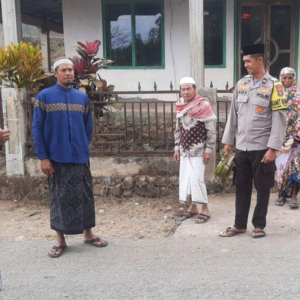 Peringatan Maulid Nabi Muhammad SAW 1448 H, Kanit Binmas Polsek Donggo Sholat Jum,at Bersama Warga dan Serahkan Al-Qur’an dan iqro