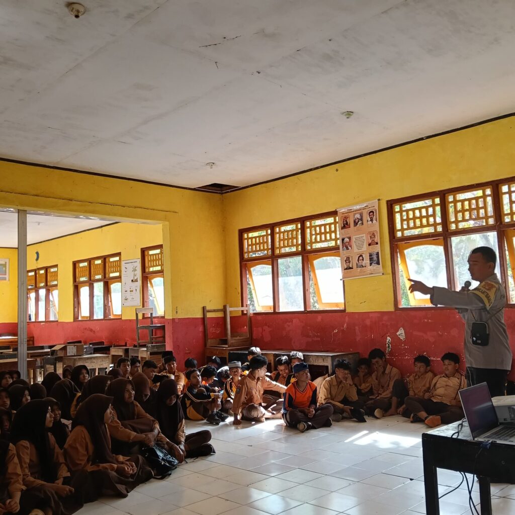 Bhabinkamtibmas Polres Bima Kota Sosialisasikan Bahaya Kenakalan Remaja kepada Pelajar SMPN 5 Langgudu