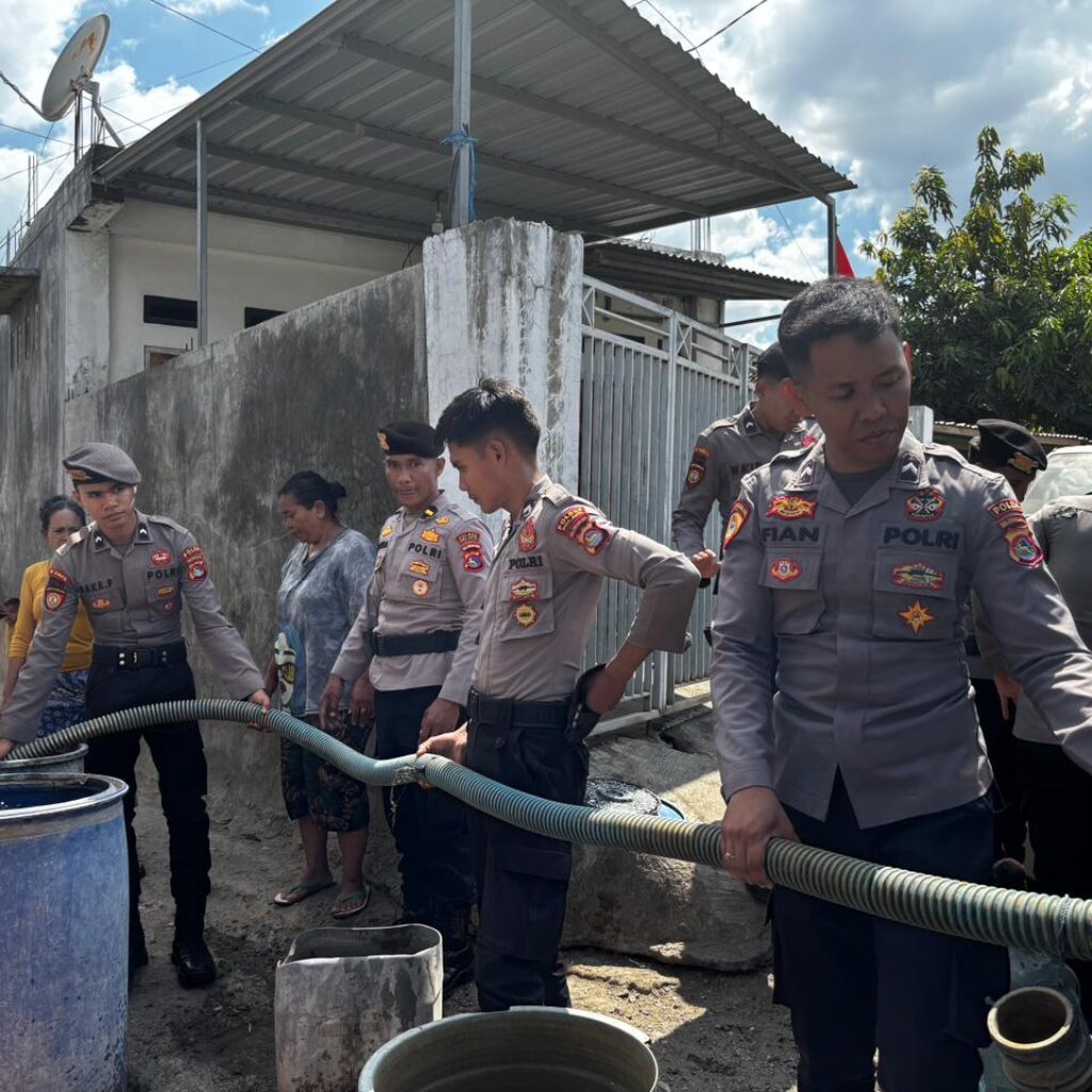 Di Pesisir Wadu Mbolo, Polres Bima Kota Berbagi Air Bersih untuk Warga