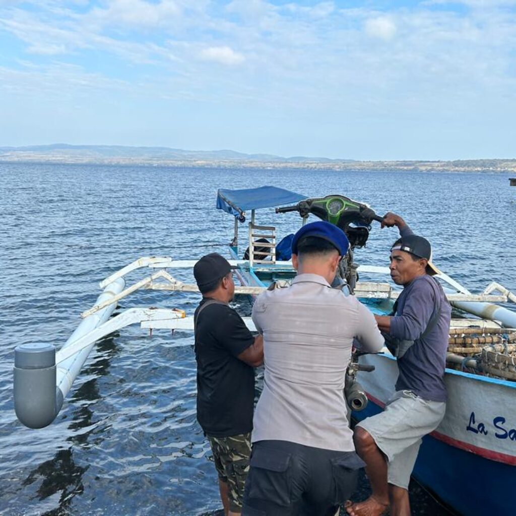 SAT POLAIRUD POLRES DOMPU HADIR BANTU WARGA PESISIR DAN SAMPAIKAN PESAN KESELAMATAN