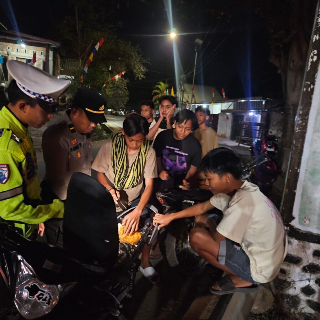 PATROLI MALAM POLRES DOMPU BUBARKAN REMAJA YANG BERKERUMUN, CEGAH GANGGUAN KAMTIBMAS