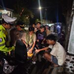PATROLI MALAM POLRES DOMPU BUBARKAN REMAJA YANG BERKERUMUN, CEGAH GANGGUAN KAMTIBMAS