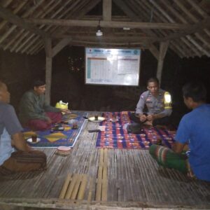 Bhabinkamtibmas Desa Pare Mas AIPDA Sahipun Laksanakan Sambang dan Silaturahmi, Ajak Warga Aktif Ronda Malam