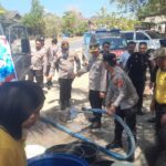 Polres Lombok Timur Salurkan Air Bersih untuk Warga Sekaroh, Bantu Atasi Krisis Air