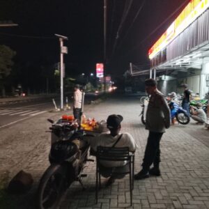 Polsek Praya Gelar Patroli Antisipasi 3C di Pertokoan Alfamart IPDN Renteng