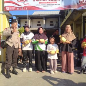 Bhabinkamtibmas Desa Teros Kawal dan Amankan Jalan Sehat Semarak HUT ke-81 Kemerdekaan RI