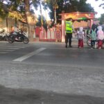 Desa Pohgading Laksanakan Pengaturan Lalu Lintas di Depan SDN 4 Batuyang