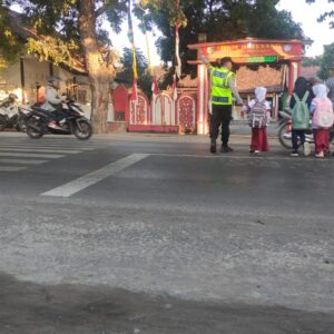 Desa Pohgading Laksanakan Pengaturan Lalu Lintas di Depan SDN 4 Batuyang