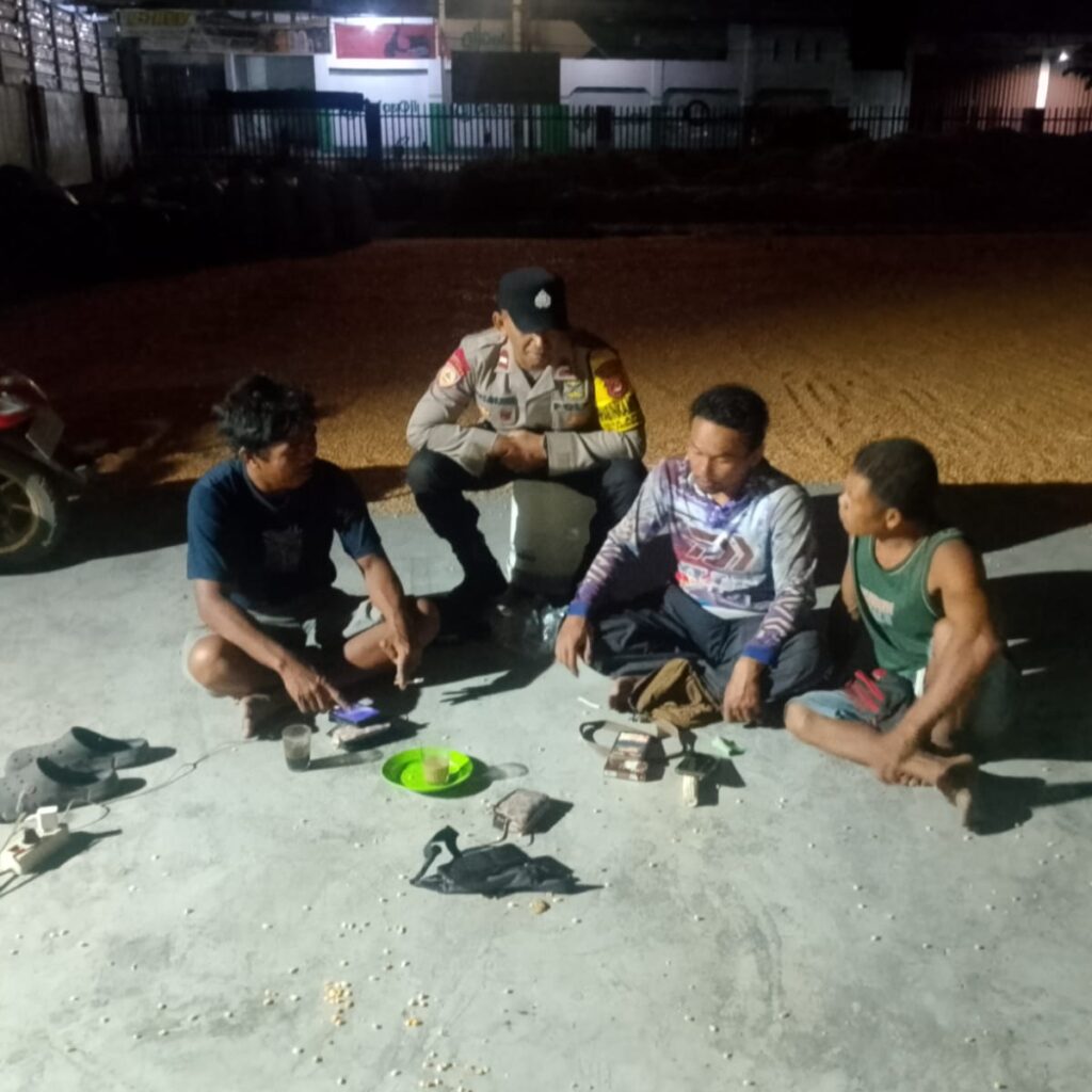 Bhabinkamtibmas Desa Apitaik Sambangi Warga, Sampaikan Himbauan Kamtibmas