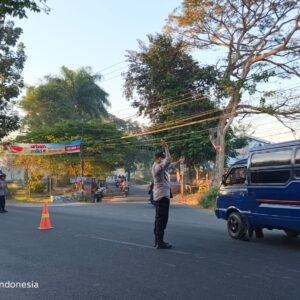 Personel Polsek Sukamulia Lakukan Strong Point, Pastikan Keamanan Pengguna Jalan dan Pelajar