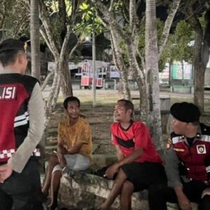 Berikan Keamanan dan Kenyamanan Masyarakat, Polisi Sumbawa Barat Patroli Malam di Taman Tiangnam