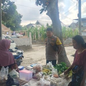=Bhabinkamtibmas Desa Kerongkong Sambangi Warga, Ajak Bersama Jaga Kondusivitas Kamtibmas