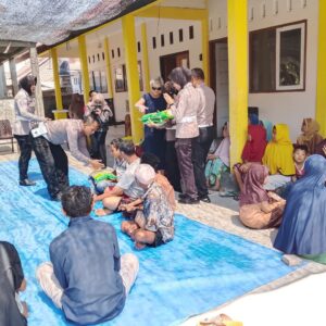 Sambut HUT Lalu Lintas ke-71, Bhabinkamtibmas Dampingi Penyaluran Sembako bagi Lansia dan Disabil
