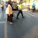 Bhabinkamtibmas Kerumut Gelar Strong Point Pagi di Depan SLTPN 1 Pringgabaya, Pastikan Keselamatan Pelajar