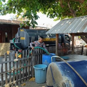 Atasi Dampak Kekeringan, Sat Samapta Polres Sumbawa Bersama BPBD Salurkan Air Bersih untuk Warga Moyo Utara