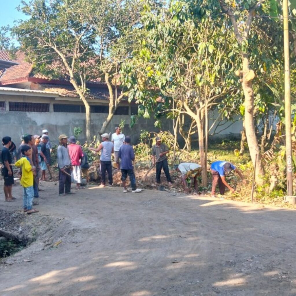 Gotong Royong Babinsa Bantu Warga Perluas Ruas Jalan