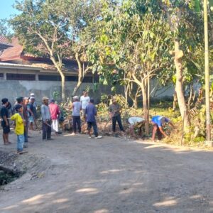 Gotong Royong Babinsa Bantu Warga Perluas Ruas Jalan