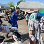 SAT POLAIRUD POLRES DOMPU HADIR DI PESISIR DAN PELABUHAN, IMBAU ORANG TUA AWASI ANAK SAAT BERMAIN DI PANTAI