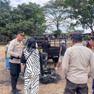 POLISI TANGANI KASUS PEMBAKARAN SEPEDA MOTOR OLEH OTK DI DESA O’O