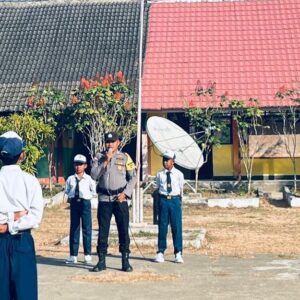 Jadi Irup Bendera di SMPN 2 Madapangga, Bhabinkamtibmas Polsek Madapangga Imbau Pelajar Hindari Bullying dan Jauhi Narkoba