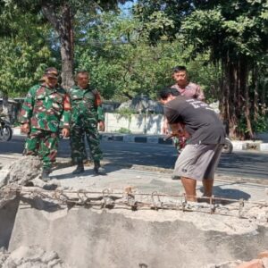 Cegah Pembangunan Mangkrak, Koramil Ampenan Turun Tangan