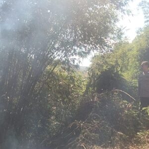 Cegah Api Meluas, Bhabinkamtibmas Kodo Bersama Damkar Padamkan Kebakaran Lahan Warga