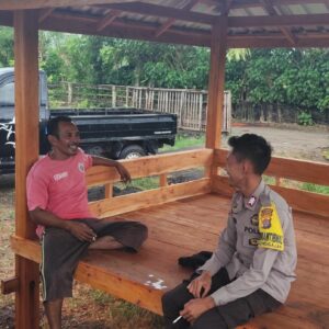 BHABINKAMTIBMAS DESA SONGGAJAH SAMBANGI WARGA, AJAK MANFAATKAN PEKARANGAN UNTUK KETAHANAN PANGAN KELUARGA