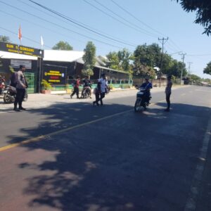 Siagakan Personel di Jalan Raya, Polsek Gangga Laksanakan Pos Rawan Siang demi Kelancaran Lalu Lintas