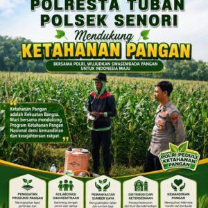 Anggota Bhabinkamtibmas Polsek Senori Polresta Tuban Membantu Proses Pemupukan Jagung Warga Desa Jatisari