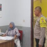 Bhabinkamtibmas Polsek Madapangga, Kawal Penyaluran Bantuan Beras di Desa Dena