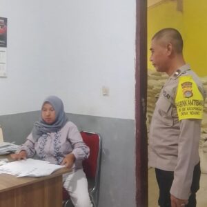 Bhabinkamtibmas Polsek Madapangga, Kawal Penyaluran Bantuan Beras di Desa Dena