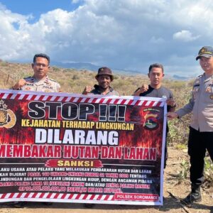 Tingkatkan Kesadaran Masyarakat Akan Dampak Negatif Karhutla,Polsek Soromandi Dor to dor Laksanakan Sosialisasi Pencegahan