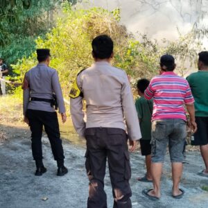 Respon Cepat Laporan Masyarakat, Polres Bima Kota Bersama Damkar Padamkan Kebakaran Lahan di Ule