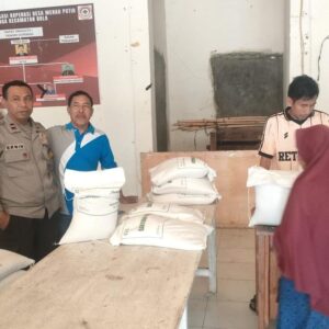 Bhabinkamtibmas Polsek Bolo Laksanakan Pengamanan dan Monitoring Penyaluran Bantuan Beras di Desa Binaannya