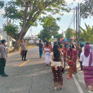 Amankan Tradisi Nyongkolan Beriring Musik Kecimol, Bhabinkamtibmas Labuhan Burung Jamin Kelancaran Lalu Lintas