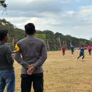 Bhabinkamtibmas Polsek Batu Lanteh Amankan Pertandingan Sepak Bola Mini Bupati Cup 2026 di Desa Batu Dulang