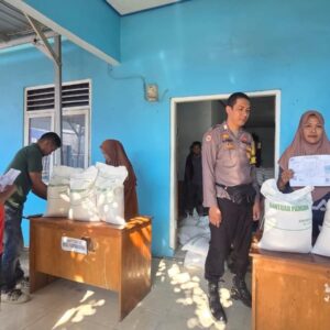 Monitoring Penyaluran Bantuan Beras di Desa Binaannya Bhabinkamtibmas Polsek Woha Sampaikan Himbauan Kamtibmas