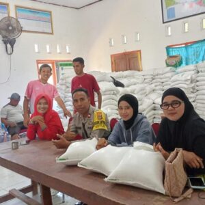 Bhabinkamtibmas Polsek Bolo Kawal Penyaluran Bantuan Beras Bagi Warga Binaan di Desa Tambe