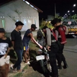 Patroli Dini Hari, Polisi Periksa Kendaraan Antisipasi Narkoba hingga Senpi dan Sajam