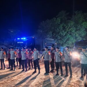 SATBRIMOB POLDA NTB TUNAIKAN MISI KEMANUSIAAN PASCAGEMPA DI ENDE DAN SIKKA NTT