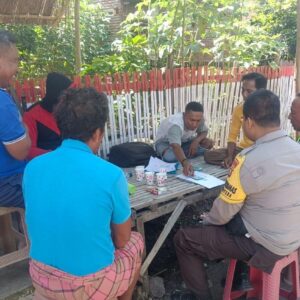 Edukasi Warga Jaga Kondusifitas Kamtibmas, Bhabinkamtibmas Polsek Monta Sambangi Desa Binaannya