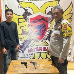 Dua Warga Kecamatan Monta Secara Sukarela Menyerahkan 2 Pucuk Senpira Jenis Pistol Ke Mapolsek Monta