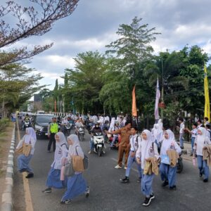 Patroli Rutin dan Pengaturan Arus Lalu Lintas, Sat Lantas Polres Sumbawa Pastikan Kamseltiblantas di SMAN 2 Sumbawa