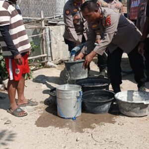 POLRES SUMBAWA BARAT SALURKAN BANTUAN AIR BERSIH BAGI MASYARAKAT DUSUN PINAMIN DESA POTO TANO