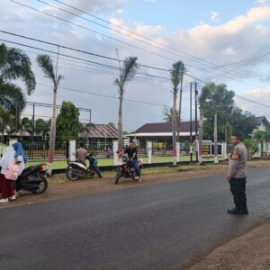 Pastikan Keselamatan Pelajar, Polsek Lunyuk Gelar Pengaturan Arus Lalu Lintas Rawan Pagi