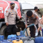 Polres Sumbawa Barat Salurkan Air Bersih untuk Warga Dusun Sagena, Kapolres Ajak Masyarakat Hemat Air dan Cegah Karhutla