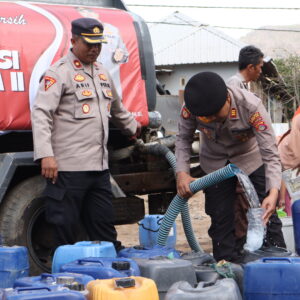 Polres Sumbawa Barat Salurkan Air Bersih untuk Warga Dusun Sagena, Kapolres Ajak Masyarakat Hemat Air dan Cegah Karhutla