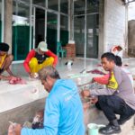 Bhabinkamtibmas Polsek Wawo Sambangi Warga Dan Ikut Gotong Royong Di Masjid Baitul Makmur