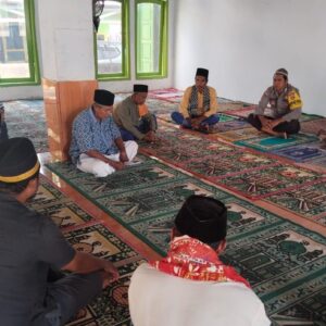 Sholat Dzuhur Bersama Warga Binaan, Bhabinkamtibmas Polsek Sanggar Imbau Warga Cegah Potensi Karhutla